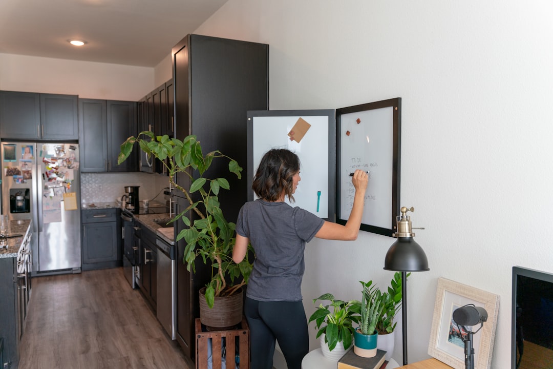 10-Minute Home Declutter: Daily Reset for Busy Moms