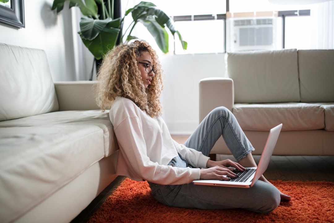 5 Side Hustles for Working Moms in 2026 (That Actually Fit Your Life)