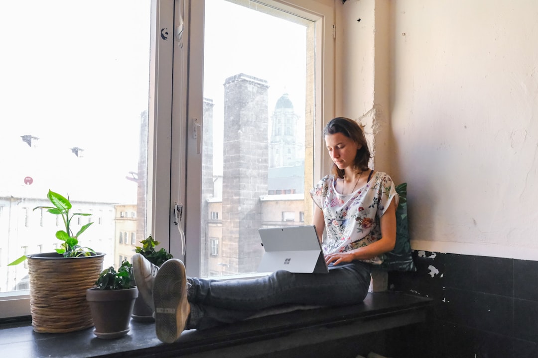 7 Lucrative Side Hustles for Working Moms in 2026